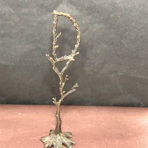 Letter D decoration jewelry holder